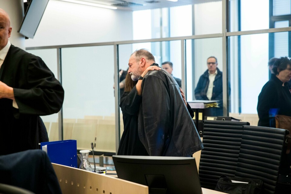 Eirik Jensen får en klem av advokat Sidsel Katralen etter dagens slutt i rettssaken mot den korrupsjonstiltalte ekspolitimannen Eirik Jensen og Gjermund Cappelen, fredag, der aktor la ned påstand om 21 års fengsel for Jensen og 18 år (med strafferabatt) til Cappelen.