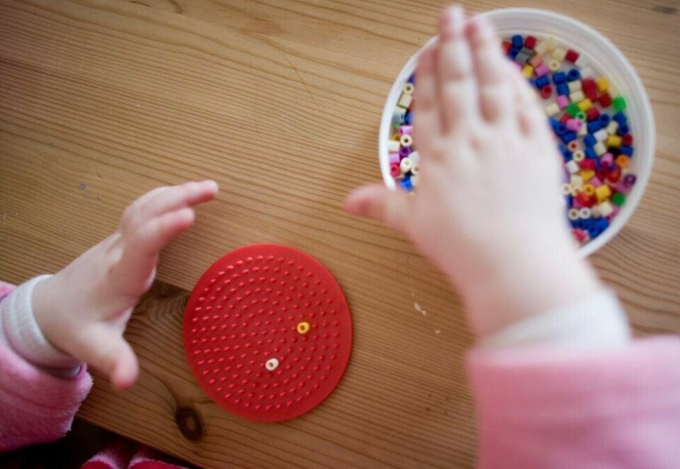 PERLER FOR SVINN: Du finner ikke velferdsprofitørene i sving med å perle sammen med barna i barnehagen. FOTO: SARA JOHANNESSEN/NTB SCANPIX