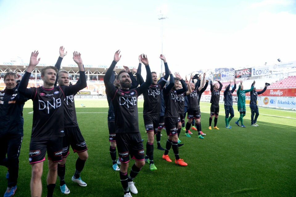 VIF-spillerne takker de tilreisende på Alfheim for en morsom pinseaften. VIF-spillerne takker de tilreisende på Alfheim for en morsom pinseaften.