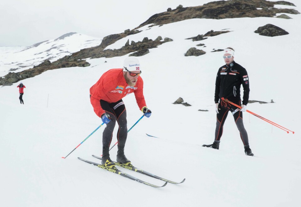 Martin Johnsrud Sundby i aksjon på Sognefjell under oppsyn av landslagstrener Eirik Myhr Nossum.