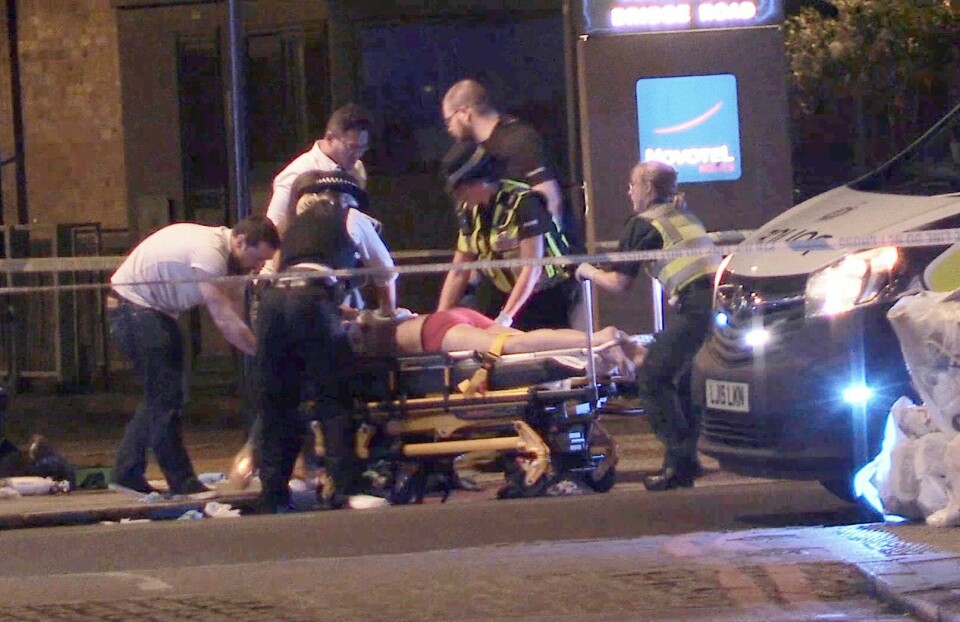 En person får medisinsk hjelp i Thrale Street ved London Bridge etter nattens terrorhandlinger.Foto: Federica De Caria/PA /AP