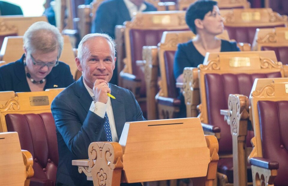 Kommunalminister Jan Tore Sanner (H) smilte i Stortinget i går. Det gjorde ikke Aps kommunalpolitiske talsperson Helga Pedersen (bak t.h.).
