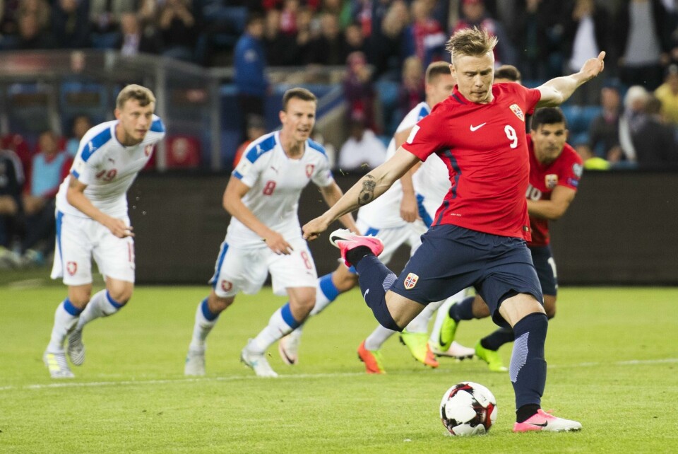 Alexander Søderlund scorer på straffespark for Norge.