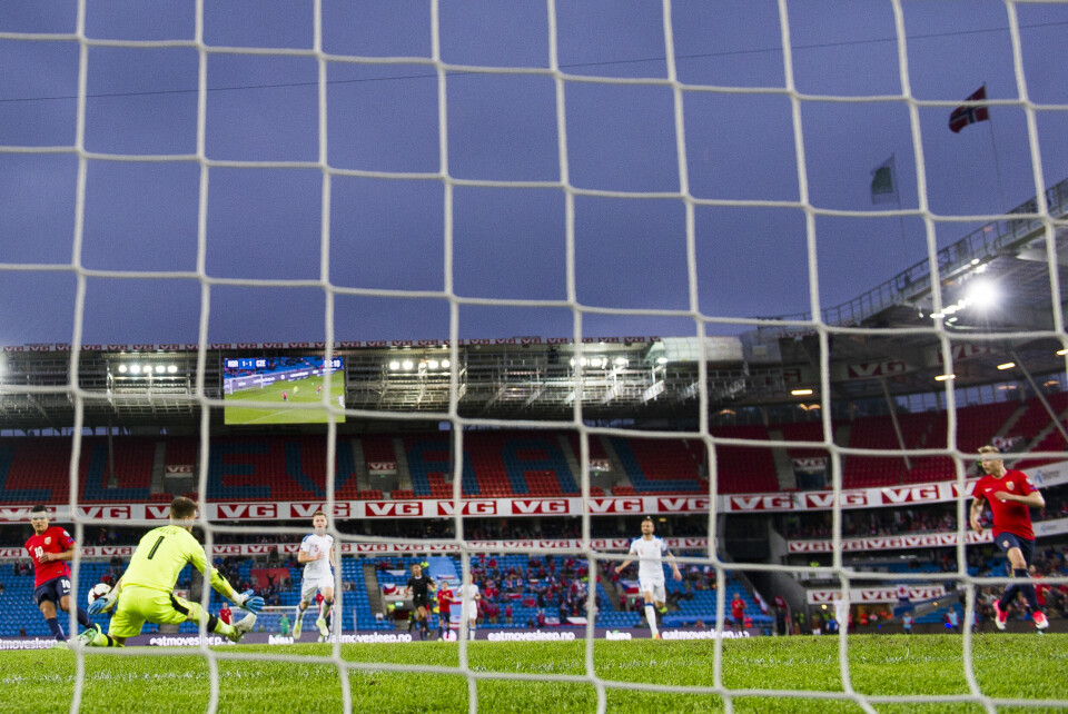 Tarik Elyounoussi (t.v.) skyter rett i keeper mens Alexander Søderlund til høyre er helt fri. Tarik Elyounoussi (t.v.) skyter rett i keeper mens Alexander Søderlund til høyre er helt fri.