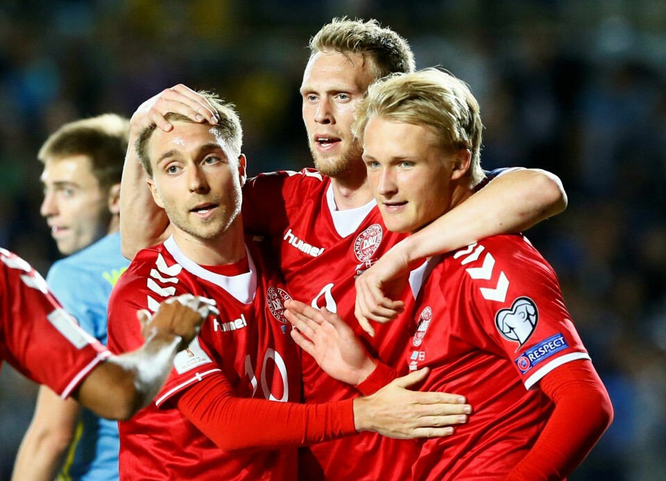 Denmarks Kasper Dolberg (t.h.) gratuleres etter sitt første mål for landslaget. Reuters / Shamil Zhumatov