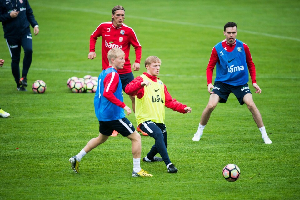 Mats Møller Dæhli i aksjon på søndagens trening på Bislett. Birger Meling, Per Egil Flo (bak) og Ole Selnes vil også få spilletid mot Sverige tirsdag.