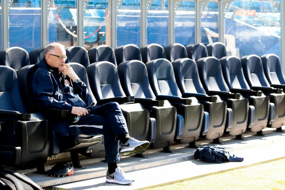 Lars Lagerbäck på innbytterbenken på Ullevaal. Han har mye å fundere over rundt norsk fotball.
