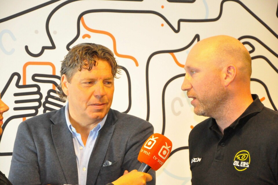 Oilers-eier Tore Christiansen og trener Pål Gulbrandsen kunne tirsdag presentere to nye spillere, en kontraktsforlengelse og ny hovedsponsor på et pressetreff i DNB Arena. FOTO: ESPEN IVERSEN