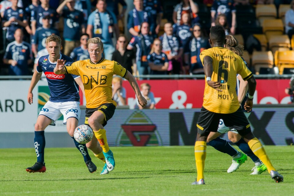 Vikings Michael Ledger (t.v) i duell med Lillestrøms Erling Knudtzon under eliteseriekampen i fotball mellom Lillestrøm og Viking på Åråsen stadion søndag. Foto: Fredrik Varfjell / NTB scanpix