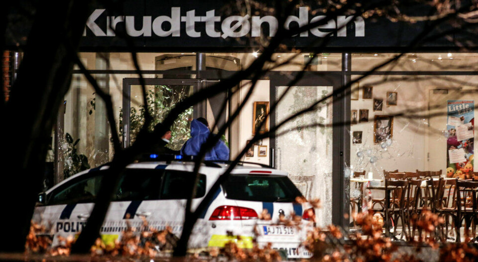 Dansk politi undersøker den sønderskutte inngangen etter terrorangrepet mot kulturhuset Krudttønden, der Lars Vilks deltok på et møte, i februar 2015. Dansk politi undersøker den sønderskutte inngangen etter terrorangrepet mot kulturhuset Krudttønden, der Lars Vilks deltok på et møte, i februar 2015.