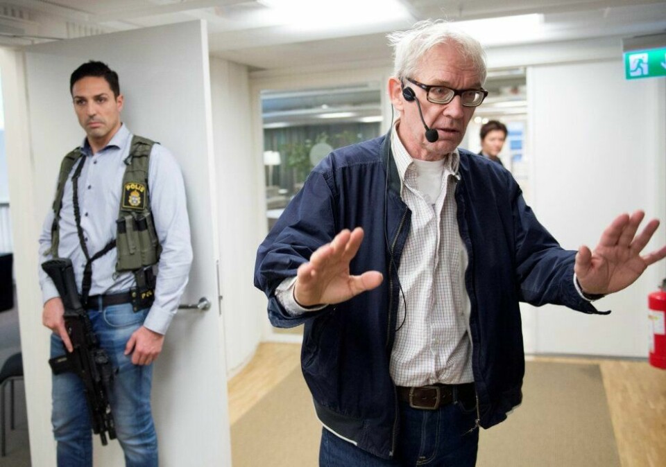 Kunstner Lars Vilks må alltid ha med seg bevæpnede vakter når han er ute på reise, også under Ibsenfestivalen i Skien.