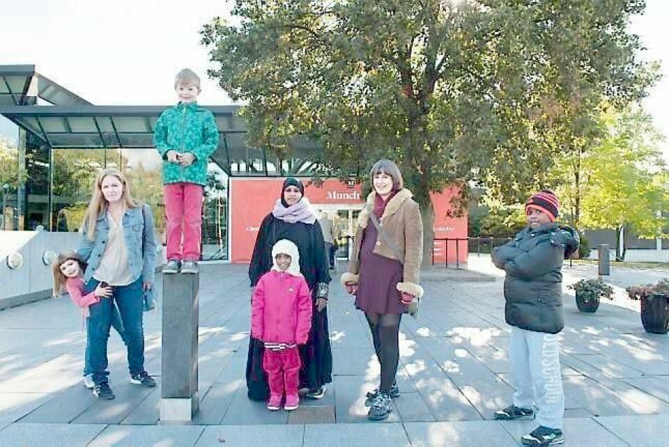 Flere beboere på Tøyen ønsker et barnekulturhus. Fra venstre: Kristin Aandal med barna Jannis Aandal Köpers (8) og Julie Aandal Köpers (6), Arifi Ali med barna Safiya Jama (7) og Ismail Jama (9) og Åse Brandvold fra Tøyeninitiativet.
