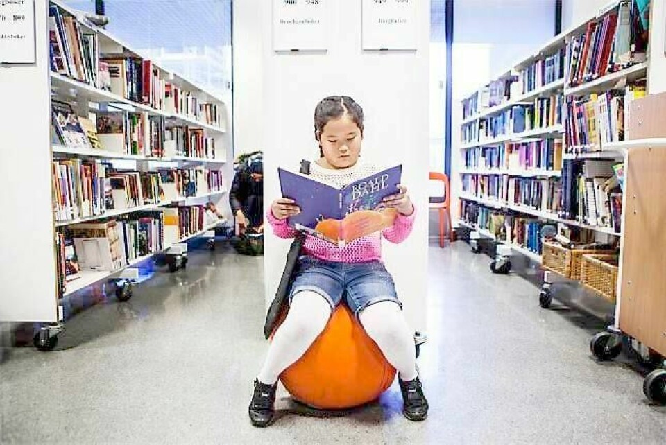 Jinn Maria Rognes (10) besøker Tøyen-biblioteket ofte, og liker seg veldig godt her. Nå kan hun fortsatt komme hit for å finne favorittbøkene sine.