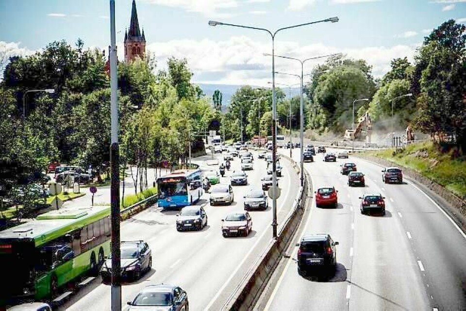 Statens vegvesens storstilte planer for E18 vil kunne redusere køene, men bare på kort sikt. På lengre sikt vil flere felt føre til mer biltrafikk, noe som kan føre til like dårlig eller til og med dårligere framkommelighet. FOTO: MARTE GJÆRDE