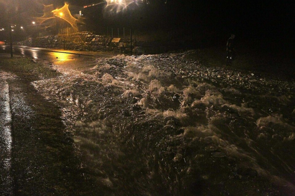 Store nedbørmengder kombinert med mildt vær og snøsmelting har ført til at Norges vassdrags- og energidirektorat (NVE) har oppgradert stormvarselet for Nordland og sørlige deler av Troms.