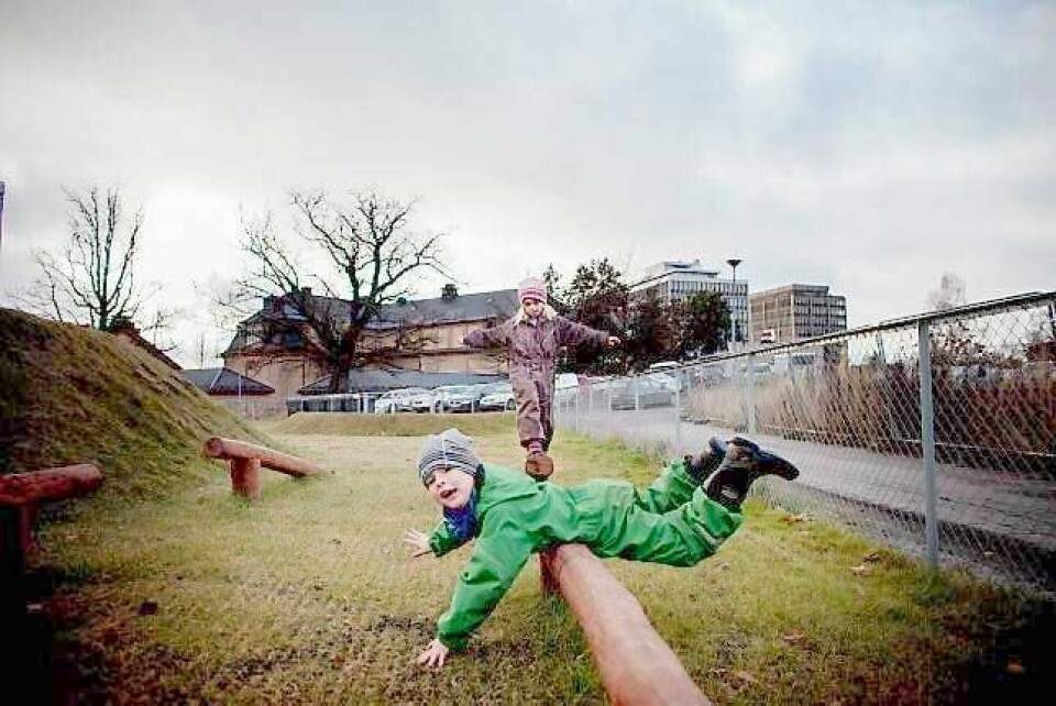 5-åringen Mikkel ser lett hvordan tømmerstokken kan brukes til noe annet enn å balansere på.