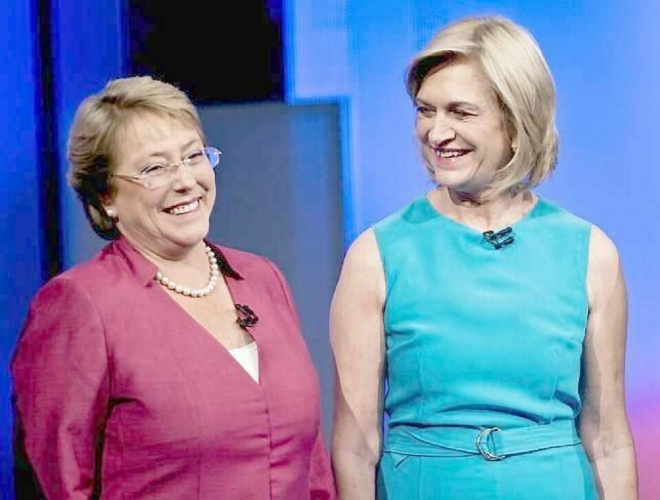 De lekte sammen som småjenter, og er døtre av generaler som tok hver sin side etter kuppet for 40 år siden. I morgen er Michelle Bachelet (t.v.) og Evelyn Matthei hovedmotstandere i presidentvalget i Chile. FOTO: MARTIN BERNETTI/NTB SCANPIX