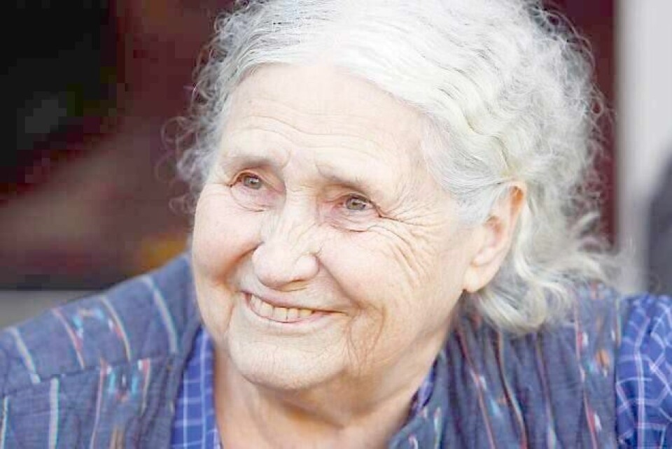 En smilende Doris Lessing i 2007, da hun mottok Nobels litteraturpris. FOTO: NTB SCANPIX