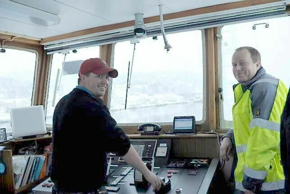 Det blir sjelden tid til lange praten, mellom ferjeleder Vegar Klerud (t.v.) og maskinist Per Stian Fagerlid-Olsen. Overfarten mellom Svelvik og Verket i Hurum tar bare et par-tre minutter. FOTO: PERNILLE VESTENGEN