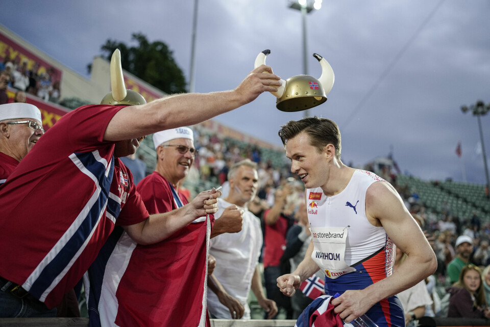 Her blir Karsten Warholm kronet med vikinghjelm av supportere etter 400m hekk menn under Bislett Games 2021. Her blir Karsten Warholm kronet med vikinghjelm av supportere etter 400m hekk menn under Bislett Games 2021.