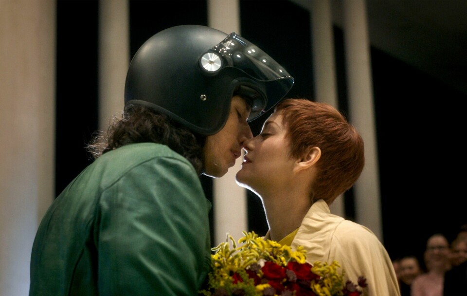 Adam Driver og Marion Cotillard har hovedrollene i franske Leo Carax' film Annette, som åpner årets Cannes-festival neste uke, også med to norske filmer på plass i det offisielle programmet. Adam Driver og Marion Cotillard innehar hovedrollene i Cannes-aktuelle «Annette». Foto: AP