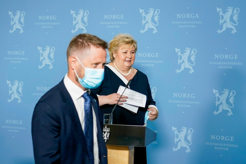 Helse- og omsorgsminister Bent Høie (H) og statsminister Erna Solberg (H) holder pressekonferanse mandag. Helseminister Bent Høie (H) informerte statsminister Erna Solberg (H) at han takket nei til å gå foran i vaksinekøen, før pressekonferansen onsdag i forrige ukeFoto: Gorm Kallestad / NTB