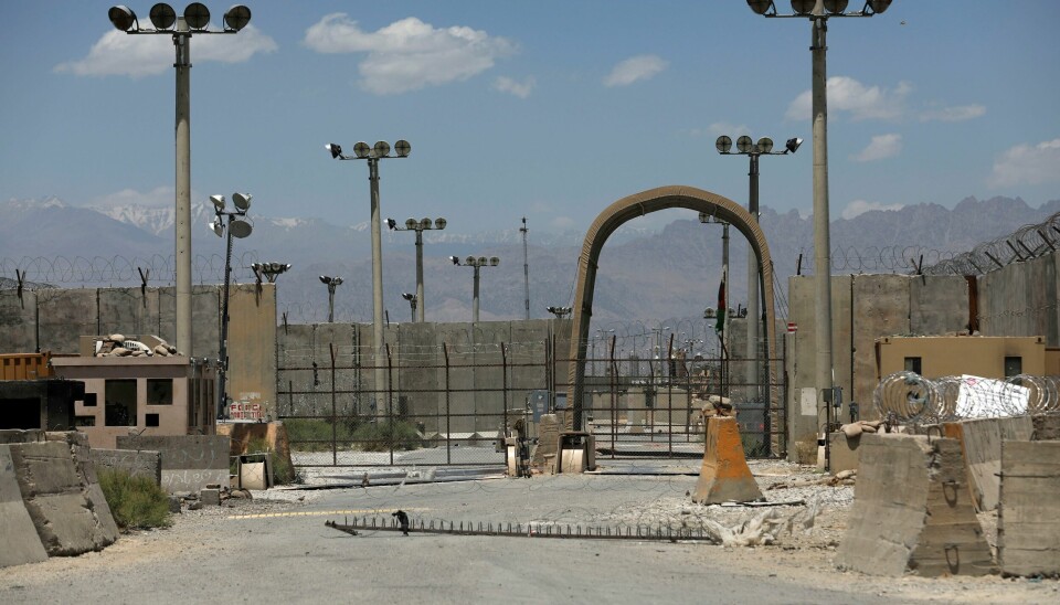En av portene ved Bagram-basen nord for Kabul. Basen har vært sentral i USA og Natos operasjon i Afghanistan. En av portene ved Bagram-basen nord for Kabul. Basen har vært sentral i USA og Natos operasjon i Afghanistan. Foto: Rahmat Gul / AP / NTB