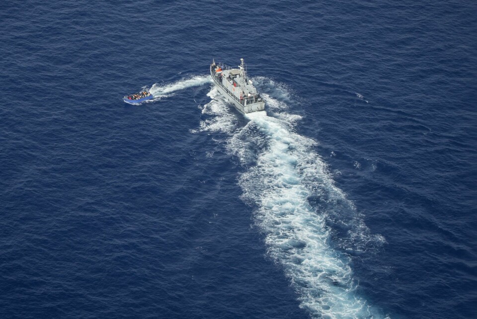 En overfylt gummibåt forsøker å unnslippe Libyas kystvakt, som samarbeider med EU om å hindre migranter og flyktninger å ta seg til Europa. Foto: Sea-Watch.org via AP / NTB En overfylt gummibåt forsøker å unnslippe Libyas kystvakt, som samarbeider med EU om å hindre migranter og flyktninger å ta seg til Europa. Foto: Sea-Watch.org via AP / NTB