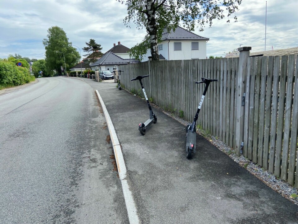 I Løkkebergveien i Drammen. kan det samle seg rundt 20 el-sparkesykler i løpet av dagen. I Løkkebergveien i Drammen. kan det samle seg rundt 20 el-sparkesykler i løpet av dagen.