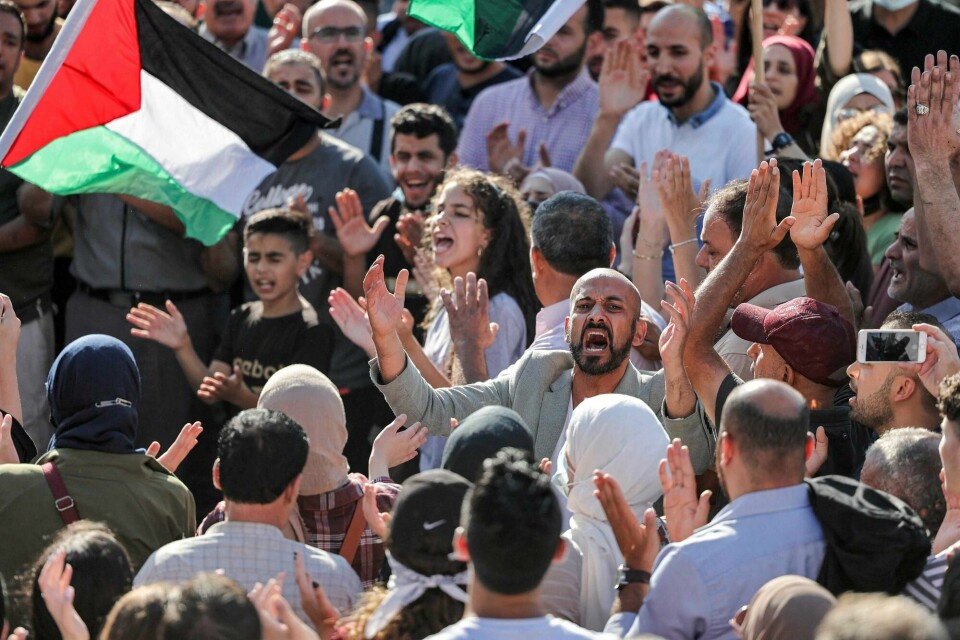 Palestinere har demonstrert i mange dager etter dødsfallet til aktivisten Nizar Banat, som ble drept etter å ha blitt arrestert av palestinske sikkerhetsstyrker. Palestinere har demonstrert i mange dager etter dødsfallet til aktivisten Nizar Banat, som ble drept etter å ha blitt arrestert av palestinske sikkerhetsstyrker.