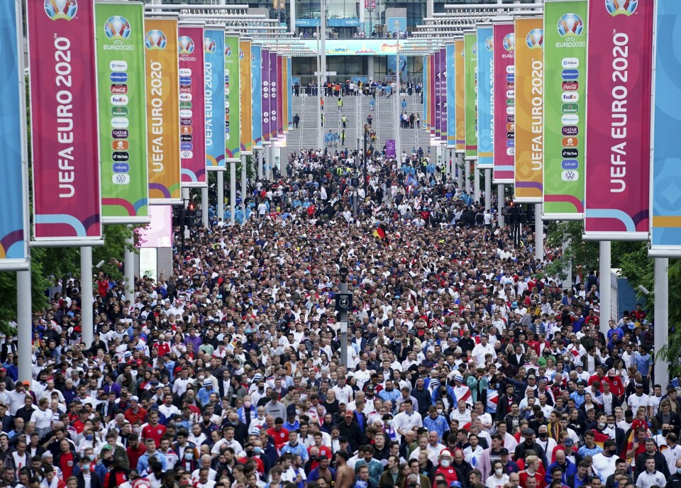 Slik så det ut utenfor Wembley da England hadde slått Tyskland. Foto: Slik så det ut utenfor Wembley da England hadde slått Tyskland. Foto: