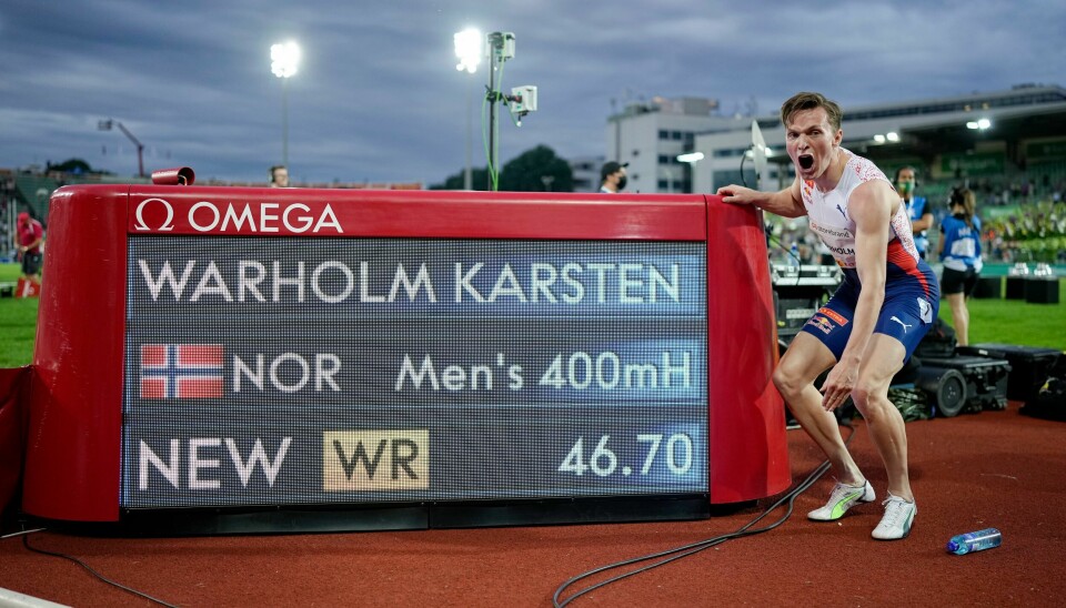 Karsten Warholm med bekreftelsen på en historisk Bislettkveld. Karsten Warholm foran tavla som dokumenterer hans fantastiske verdensrekord på 400 meter hekk. Foto: Fredrik Hagen / NTB