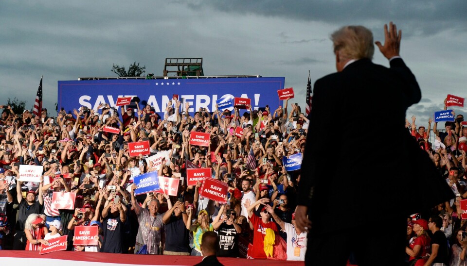 Tidligere president Donald Trump kommer inn på scenen på et folkemøte i Sarasota i Florida. Tidligere president Donald Trump kommer inn på scenen på et folkemøte i Sarasota i Florida. Foto: Jason Behnken / AP / NTB