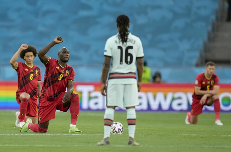 Utøvere i OL vil i likhet med fotballspillerne i EM få anledning til å knele mot rasisme. Her markerer Belgias spillere før kamp mot Portugal. Utøvere i OL vil i likhet med fotballspillerne i EM få anledning til å knele mot rasisme. Her markerer Belgias spillere før kamp mot Portugal. Foto: Thanassis Stavrakis / AP / NTB