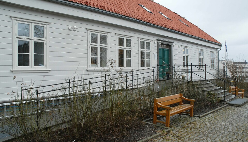 Frida Hansen Hus i Hillevåg var også kjent som Enkesetet og var bebodd av Frida Hansens mor Mathilde. Frida Hansen Hus i Hillevåg var også kjent som Enkesetet og var bebodd av Frida Hansens mor Mathilde.