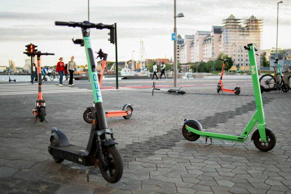 Ny aktør stenger elsparkesyklene om natten. Oslo 20200723. El-sparkesykler fra Tier, Voi og Bolt utenfor Oslo S.Foto: Annika Byrde / NTB scanpix
