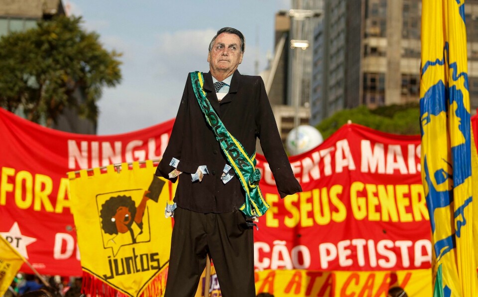 Jair Bolsonaro har kommet under økende press for hans håndtering av pandemien og korrupsjonsanklager de siste ukene. Jair Bolsonaro har kommet under økende press for hans håndtering av pandemien og korrupsjonsanklager de siste ukene.