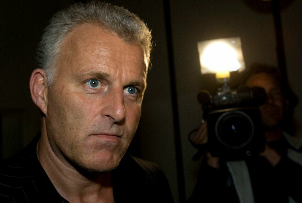 Peter R. de Vries ble skutt da han forlot et TV-studio i Amsterdam 6. juli. Torsdag døde han av skadene, melder TV-stasjonen RTL. Foto: AP / NTB Den kjente nederlandske krim- og gravejournalisten Peter R. de Vries ble skutt og alvorlig såret på åpen gate i sentrum av Amsterdam tirsdag kveld. Gjerningsmannen er ikke pågrepet. Foto: AP / NTB