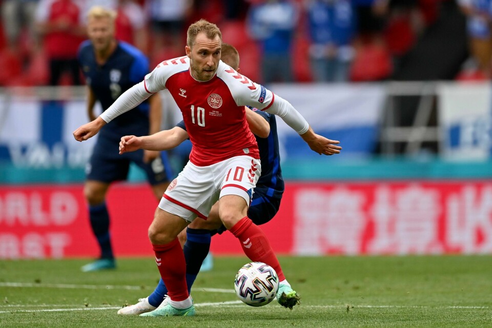 Danmarks stjernespiller Christian Eriksen inviteres til EM-finalen i London. Christian Eriksen i kampen mot Finland før han kollapset av en hjertestans. Foto: Stuart Franklin / Pool via AP / NTB