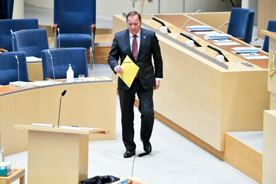 Stefan Löfven går trolig på igjen som svensk statsminister. Her på vei til talerstolen i Riksdagen. Statsminister Stefan Löfven (S) under spørretimen i Riksdagen torsdag, da det ble klart at det er flertall for et mistillitsforslag mot ham. Foto: Henrik Montgomery/TT / NTB