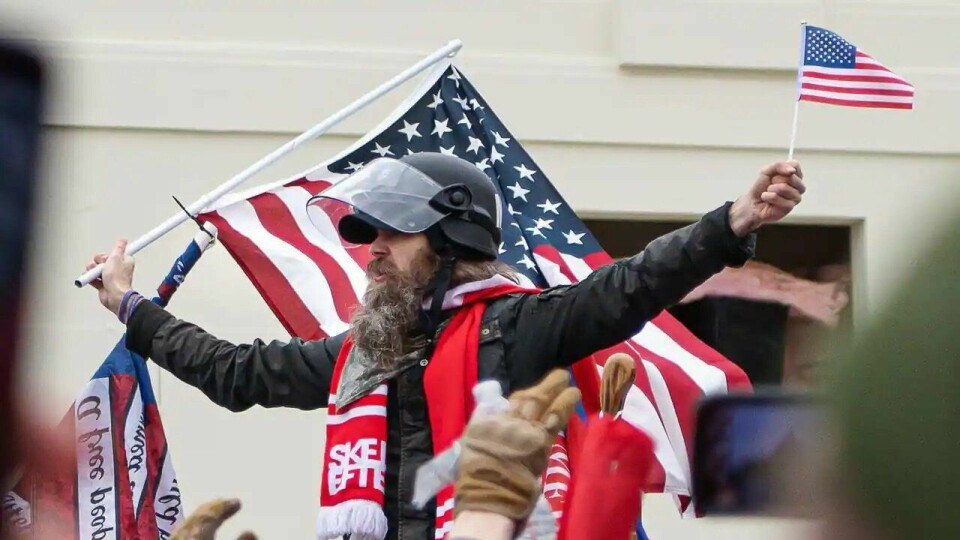En mann med Skellefteåh-skjerf tvinnet rundt halsen deltar i stormingen av Capitol Hill i USA 6. januar i år. En mann med Skellefteåh-skjerf tvinnet rundt halsen deltar i stormingen av Capitol Hill i USA 6. januar i år. Foto: Joel Marklund / handout / TT