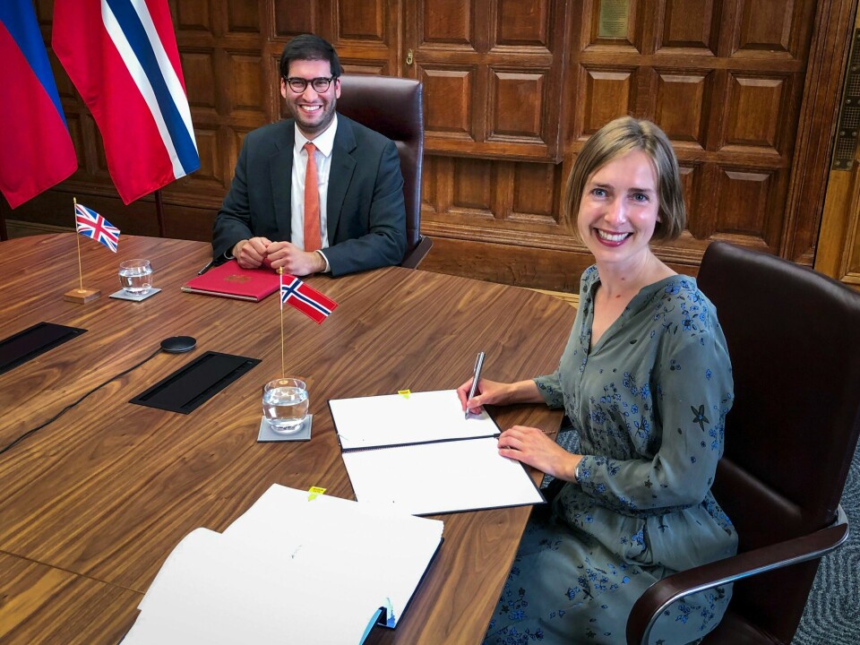 Frihandelsavtalen med Storbritannia ble undertegnet av viseminister Ranil Jayawardena for internasjonal handel, som representerte Storbritannia, og næringsminister Iselin Nybø (V). Frihandelsavtalen med Storbritannia ble undertegnet av viseminister Ranil Jayawardena for internasjonal handel, som representerte Storbritannia, og næringsminister Iselin Nybø (V). Foto: Nærings- og fiskeridepartementet / NTB