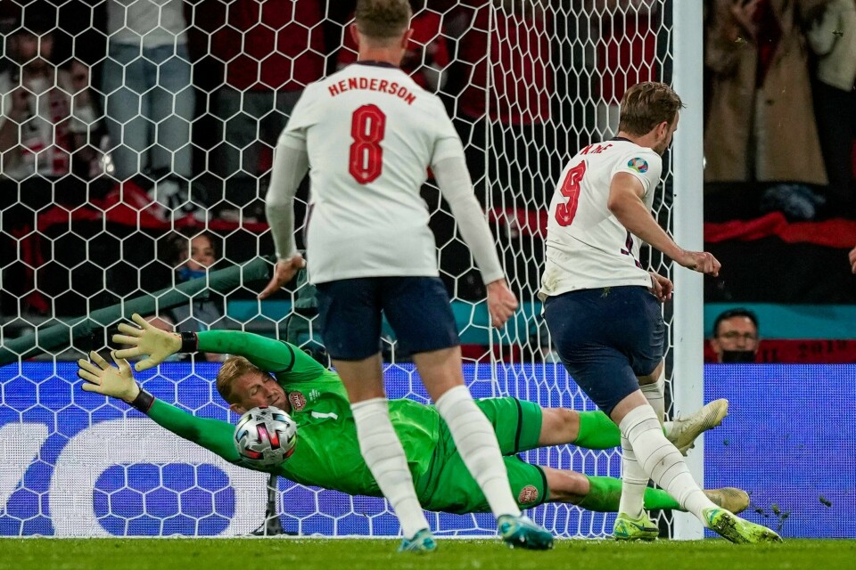 Så nær var Kasper Schmeichel å redde returen på Harry Kanes avgjørende straffespark i semifinalen i EM. Foto: Så nær var Kasper Schmeichel å redde returen på Harry Kanes avgjørende straffespark i semifinalen i EM. Foto: