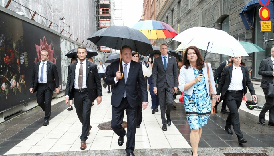 Stefan Löfven kom onsdag til Riksdagen, som godkjente ham som statsminister to uker etter at den vedtok mistillit mot ham. Stefan Löfven kom onsdag til Riksdagen, som godkjente ham som statsminister to uker etter at den vedtok mistillit mot ham. Foto: Ali Lorestani / TT / NTB