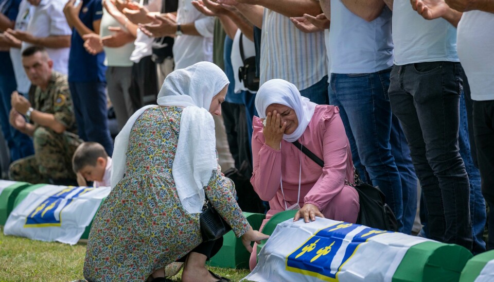 Overlevende, pårørende og andre var til stede under seremonien der 19 nylig identifiserte ofre for den verste forbrytelsen i Europa siden andre verdenskrig ble begravet ved Srebrenica søndag. Foto: Darko Bandic / AP / NTB Overlevende, pårørende og andre var til stede under seremonien der 19 nylig identifiserte ofre for den verste forbrytelsen i Europa siden andre verdenskrig ble begravet ved Srebrenica søndag. Foto: Darko Bandic / AP / NTB