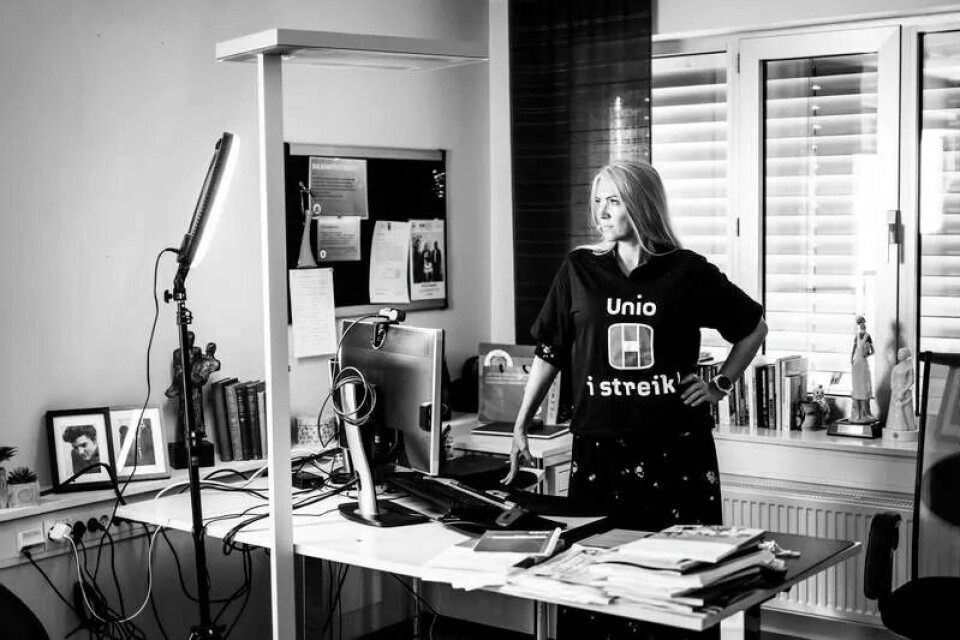 Lill Sverresdatter Larsen dreg parallellar mellom tru og placebo-effekten i helsevesenet: – Om du trur på ei behandling, så gir det deg 30 prosent meir styrke til å få den behandlinga til å verke. Det er placebo-effekten. For meg er det ikkje så nøye om det finst ein gud eller ikkje. Men viss det gir deg noko... Og det gir meg noko. Det gir meg ei kraft, seier ho. Lill Sverresdatter Larsen dreg parallellar mellom tru og placebo-effekten i helsevesenet: – Om du trur på ei behandling, så gir det deg 30 prosent meir styrke til å få den behandlinga til å verke. Det er placebo-effekten. For meg er det ikkje så nøye om det finst ein gud eller ikkje. Men viss det gir deg noko... Og det gir meg noko. Det gir meg ei kraft, seier ho.