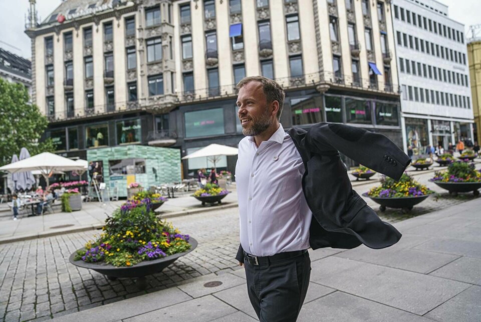 Audun Lysbakken på Karl Johan i Oslo, ikke lang tid før også han tok seg ferie. Politiske topper bruker gjerne julimåneden i valgår til å logge seg av og samle krefter. Leder av SV, Audun Lysbakken. Stortinget, Karl Johans gate.
