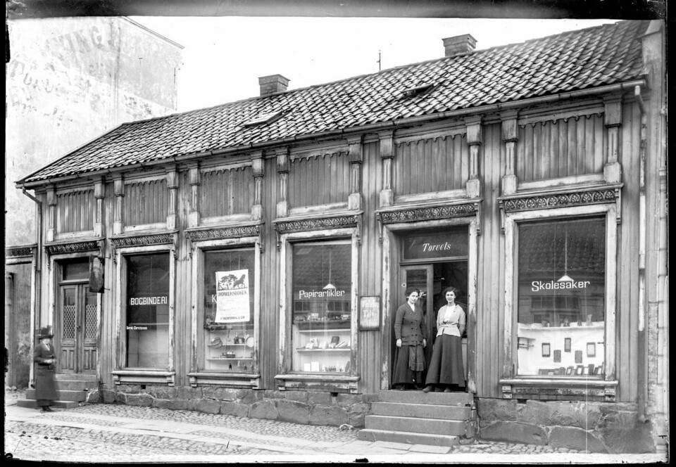 Bernhard Christiansens Bogbinderi i Kongens gate i Moss i 1913. Bernhard Christiansens Bogbinderi i Kongens gate i Moss i 1913.