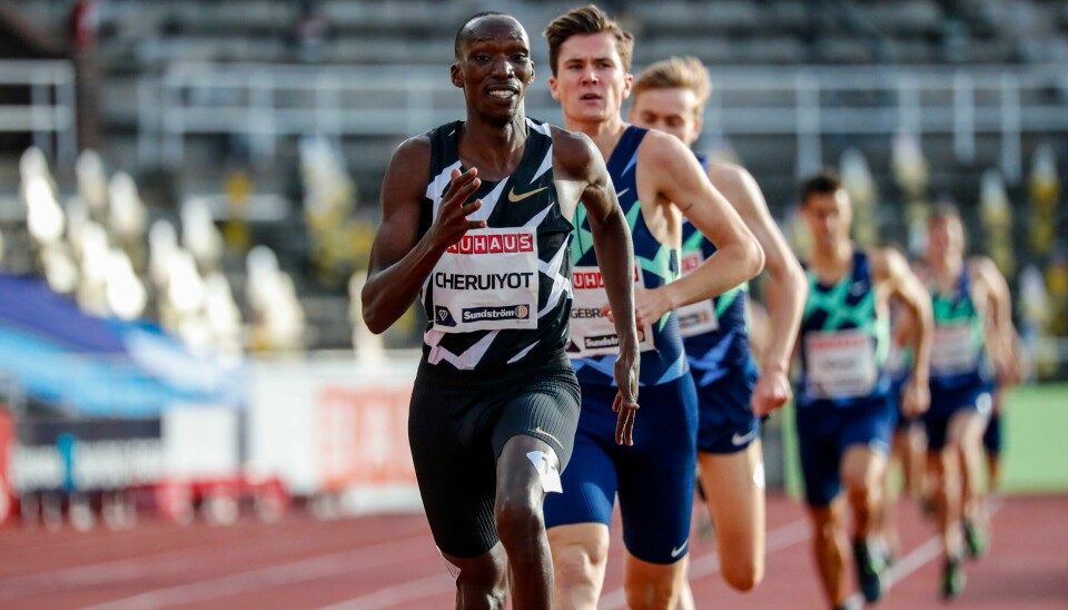 Timothy Cheruiyot fra Kenya vant 1 500m foran Jakob Ingebrigtsen under Stockholm Diamond League. Timothy Cheruiyot vant 1500-meteren i Diamond League i Qatar fredag. Her løper han fra Jakob Ingebrigtsen i Stockholm i fjor sommer. Foto: Christine Olsson / TT / NTB