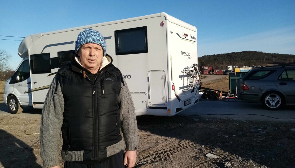 – For meg er det ubegripelig at kommunen legger opp til at vi må tilbringe enda en vinter i bobilen, sier Kjetil Hagenes. 14 måneder etter at familiens bolig i Skjærviken brant ned under dramatiske omstendigheter venter han fortsatt på at byggesaksbehandlingen for familiens nye hus skal avsluttes. Arkivfoto: – Å bo med en familie på fire på 15 kvadratmeter i en bobil i månedsvis er ganske så fortvilende, forteller Kjetil Hagenes (58). Ti måneder etter brannen i Skjærviken venter han fremdeles på å komme i gang med byggingen av et nytt hus.